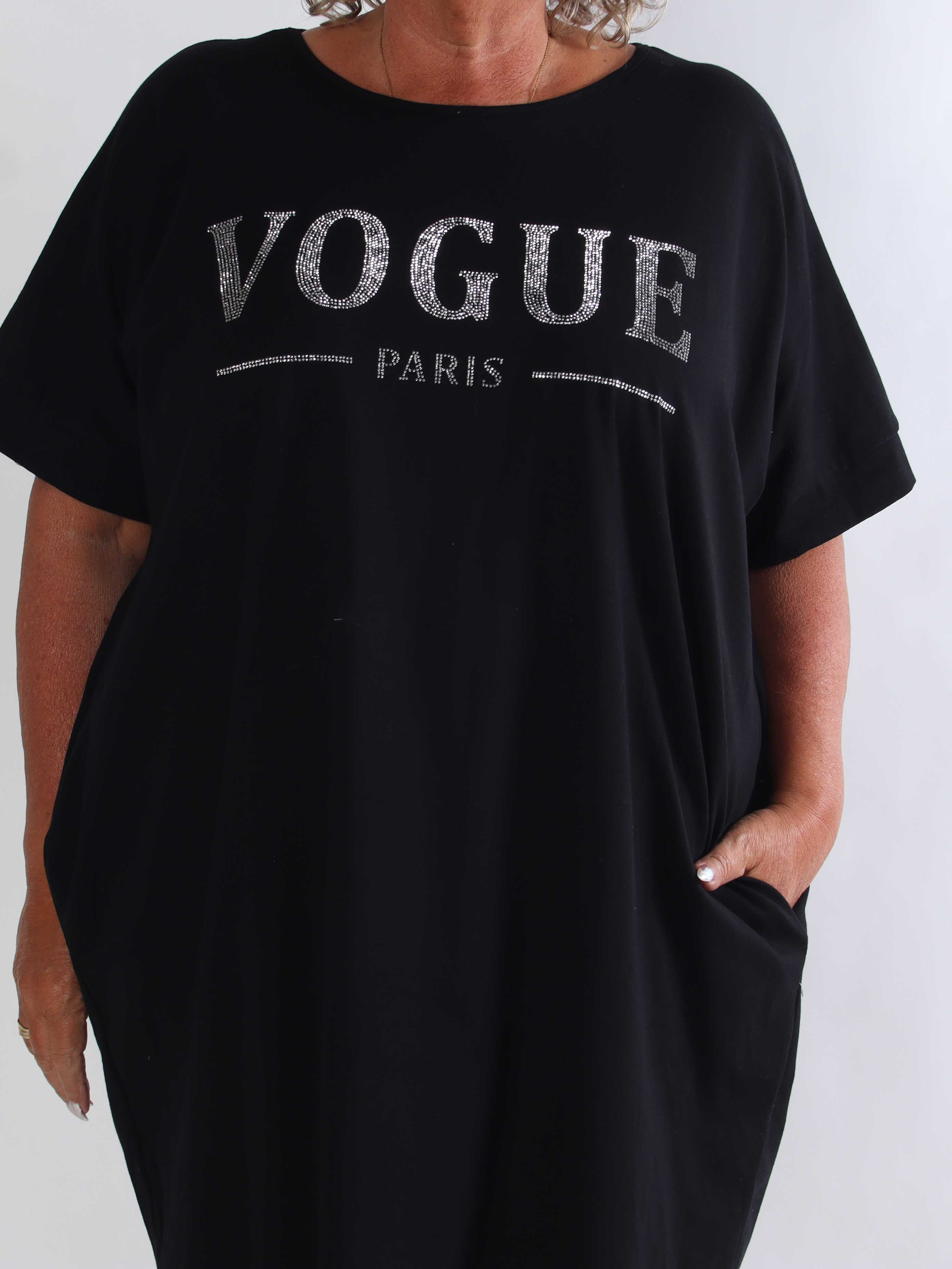 Berna - Plus size t-shirtkjole i bomuld med lommer og glimtende “VOGUE”-detalje
